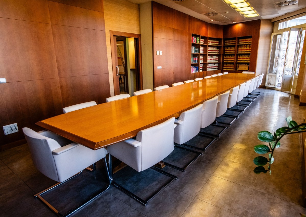 Imagen secundaria 1 - Biblioteca, sala de juntas y retrato del decano, Carlos Orts Calabuig, junto a una de las columnas de fundición. 