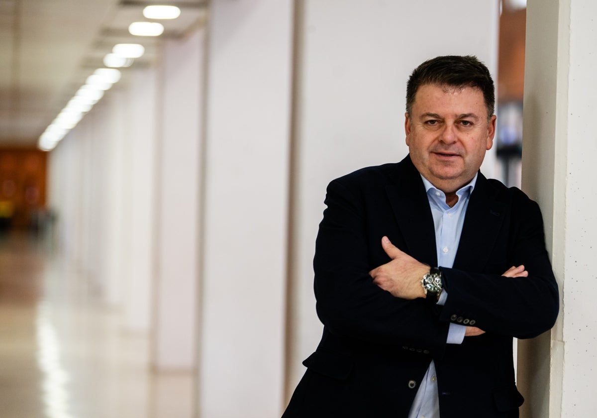 Santiago Carbó, en el campus de la Universitat de València.