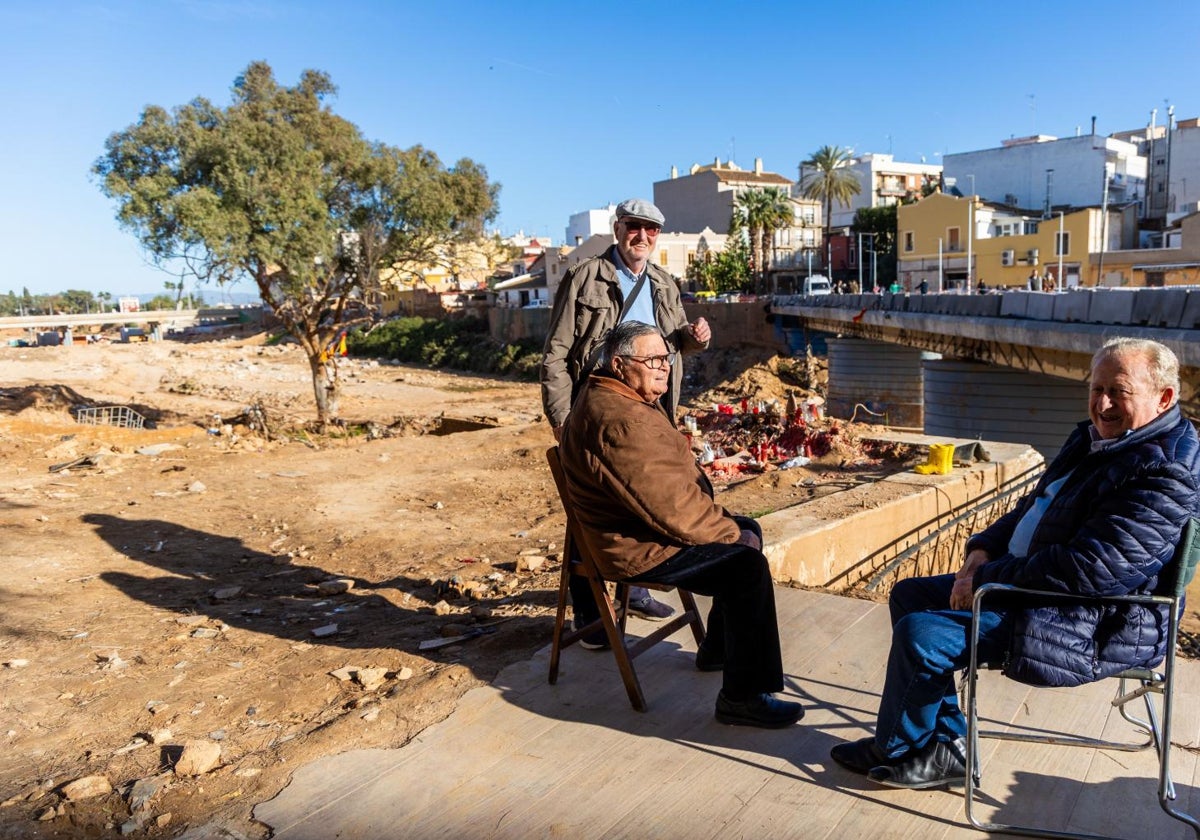 Un grupo de hombres descansa junto al barranco, esta semana.