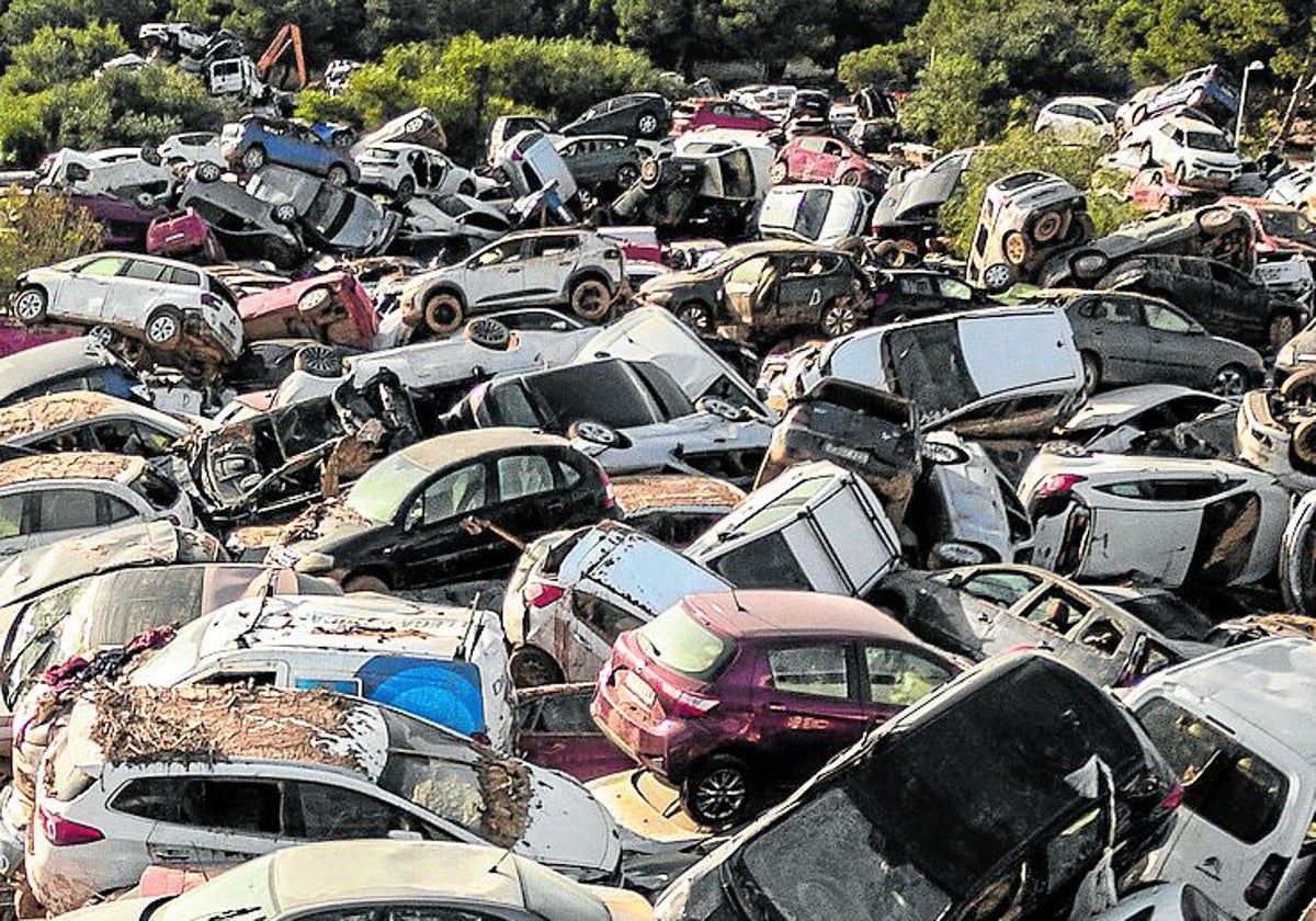 En muchos de los polígonos siguen acumulados centenares de coches.