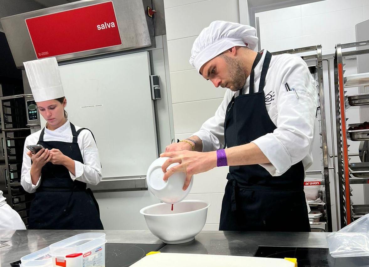 Imagen secundaria 1 - Lucas, en su etapa en el Basque Culinary Center.