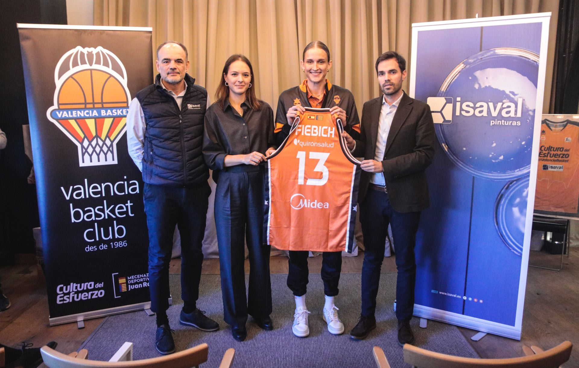 Leo Fiebich, en su presentación como taronja.