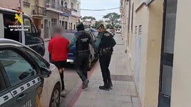 El momento del arresto de una de las tres personas detenidas por tráfico de drogas.