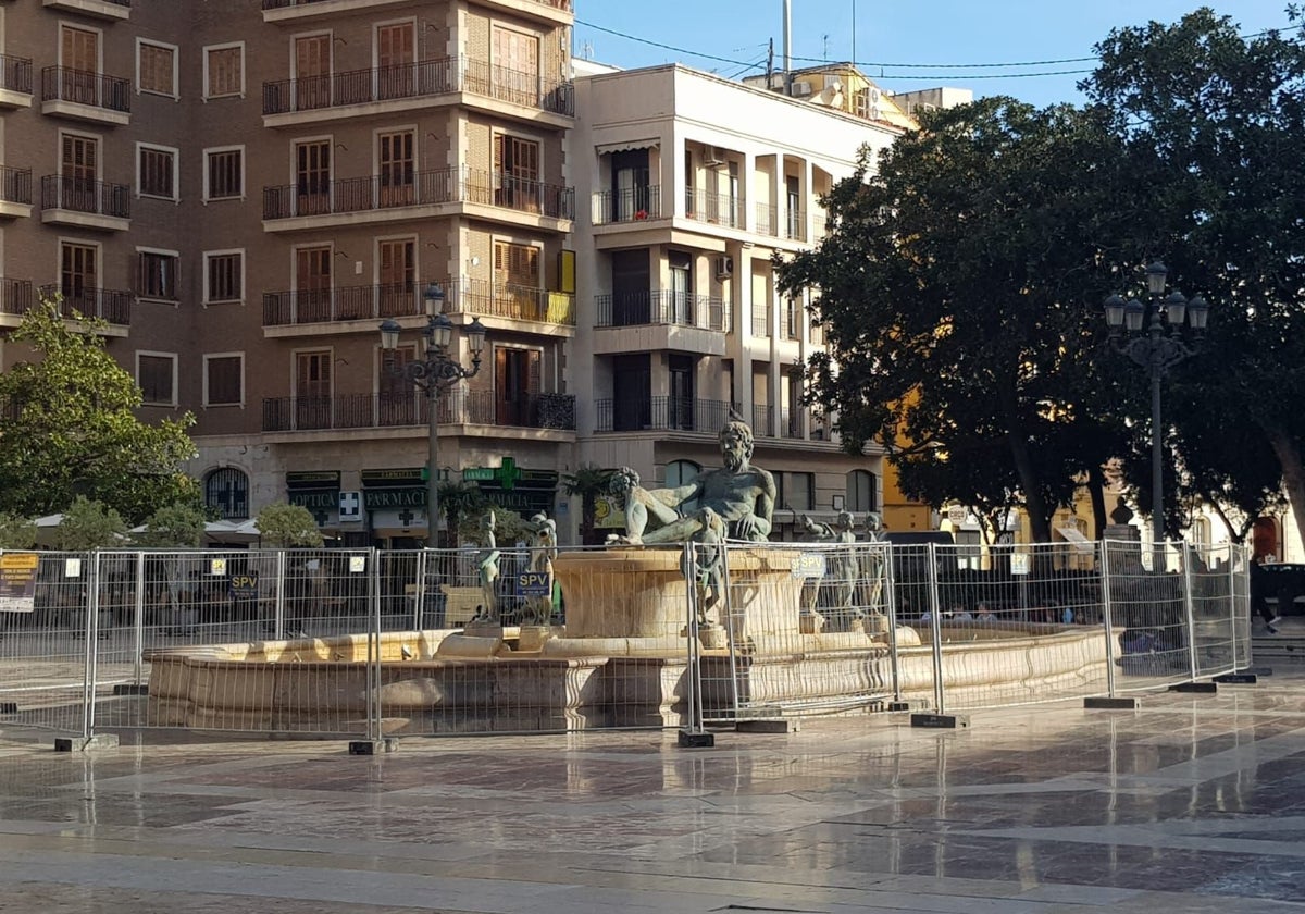 Comienzan los trabajos de restauración de la fuente de la plaza de la Virgen de Valencia