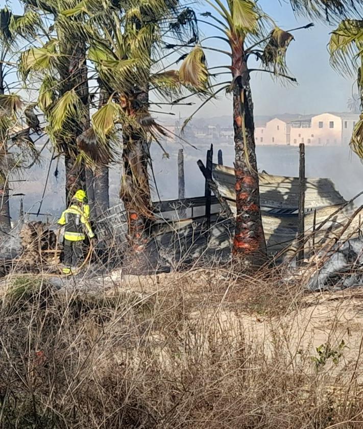 Imagen secundaria 2 - Un incendio arrasa la caseta donde vivía una pareja en Valencia