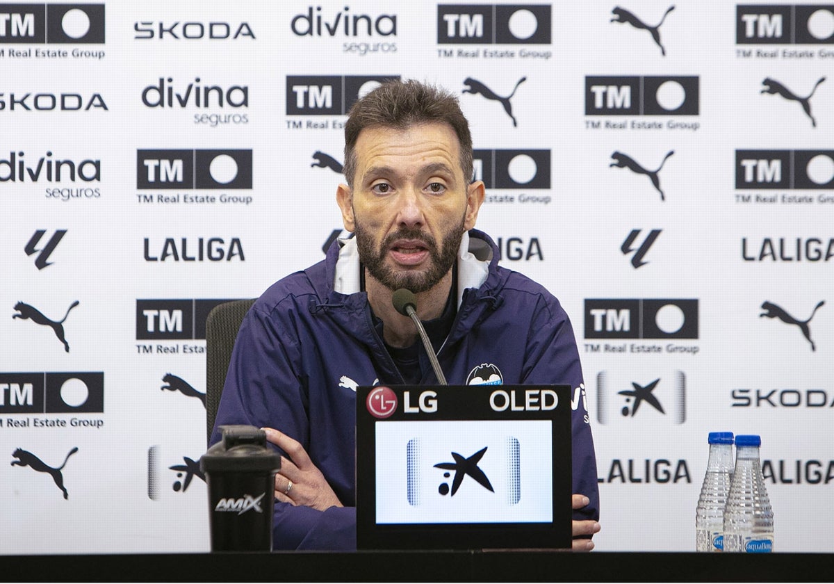 Carlos Corberán, en rueda de prensa.