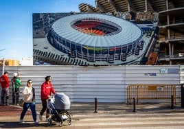 Cartel de la maqueta del nuevo Mestalla expuesta junto al estadio.