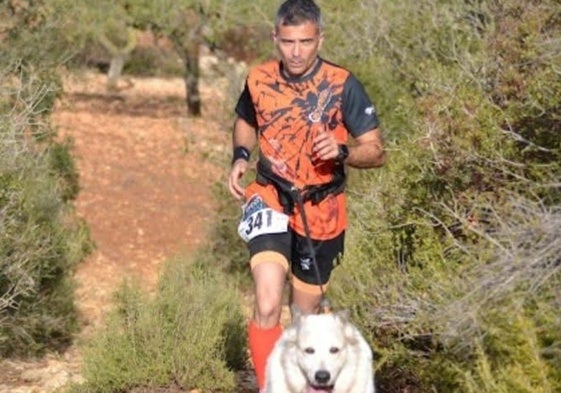 Ricardo Illescas, junto a su perrita Ossa durante una carrera.