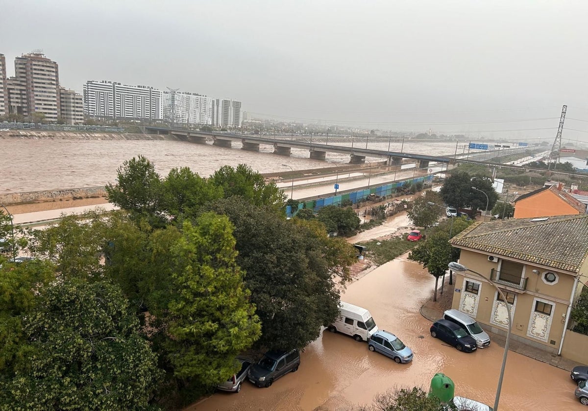 El cauce del Turia, lleno de agua en la mañana del 30 de octubre.