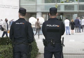 Policia Nacional frente a la entrada de la Ciudad de la Justicia.