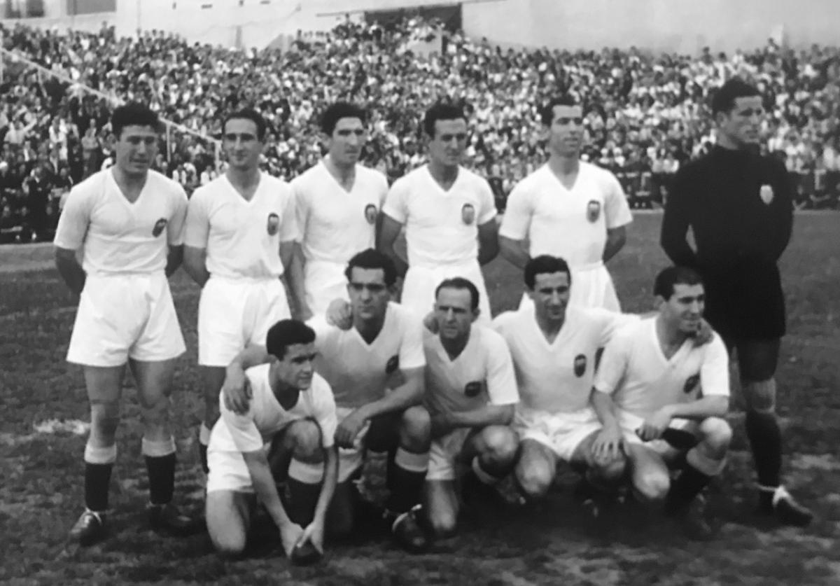 Once del Valencia que ganó al Espanyol (3-1) donde aparecen los integrantes de la célebre 'delantera eléctrica': Epi, Amadeo, Mundo, Asensi y Gorostiza.