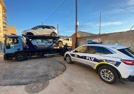 Salida de coches de uno de los solares habilitados.