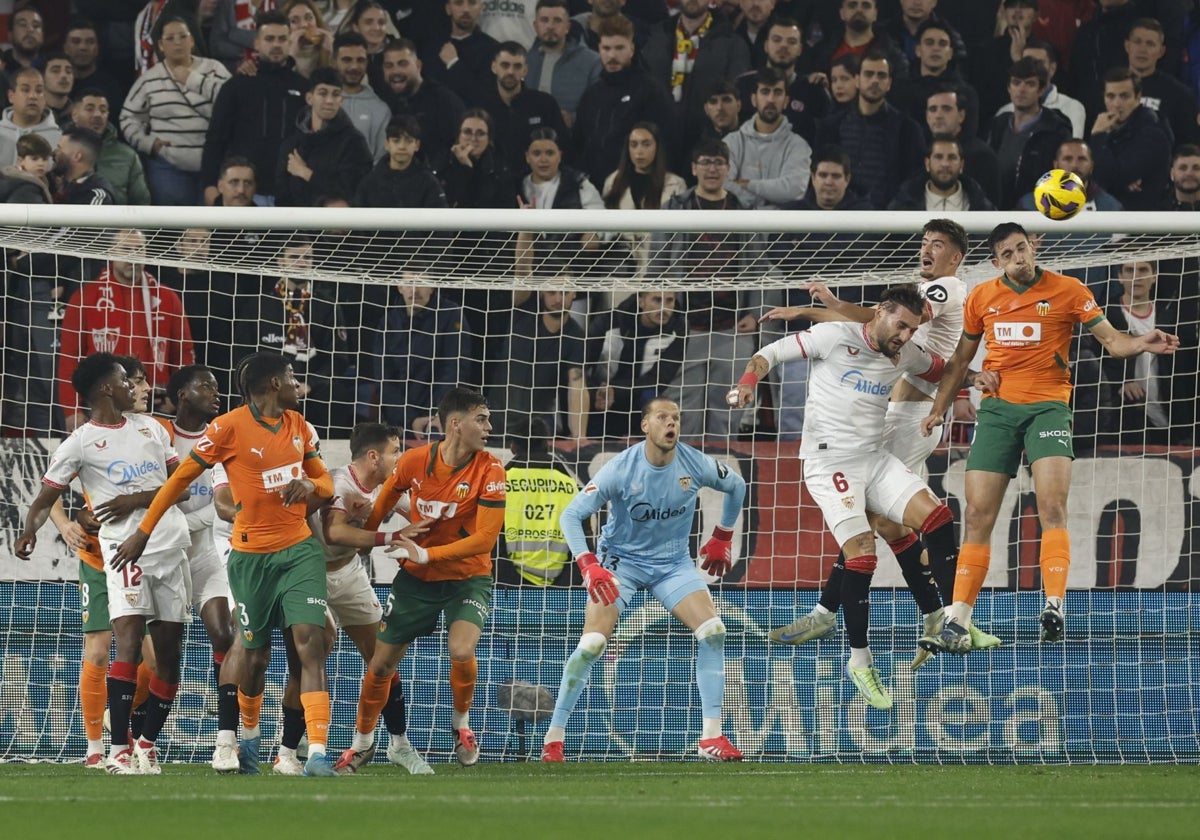 El Valencia empató en Sevilla en el partido que cerró la primera vuelta de la Liga.