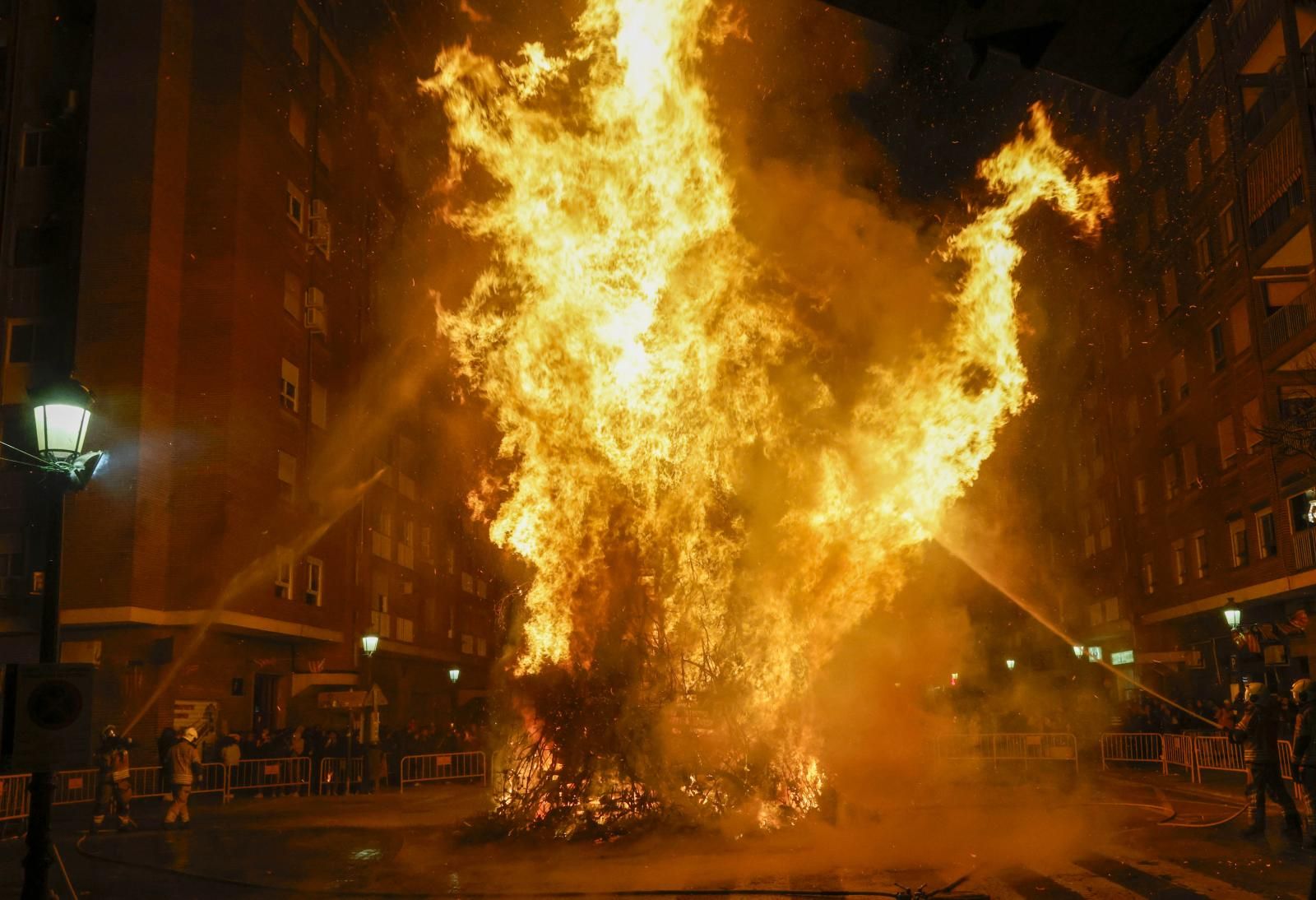 Arde la hoguera de Sant Antoni en Valencia