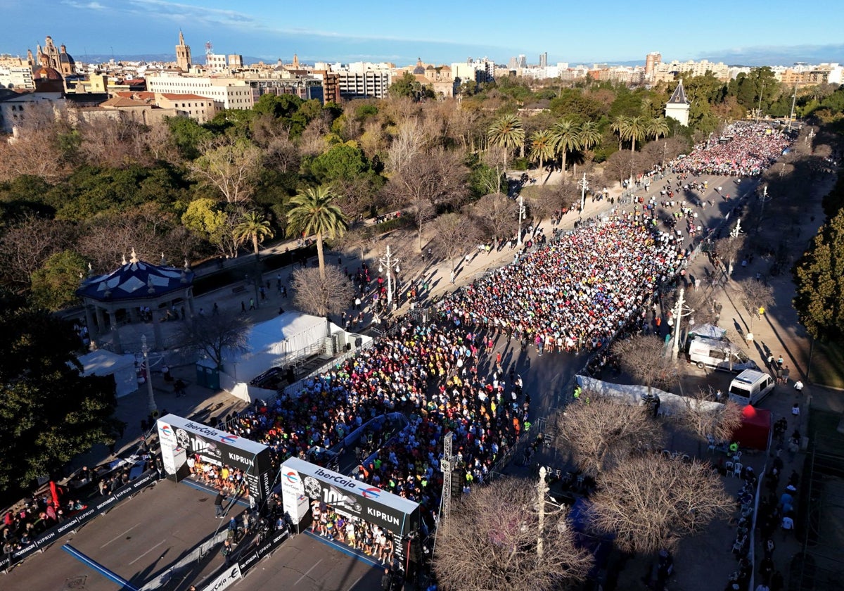 El paseo de la Alameda, abarrotado antes de las salidas de este domingo.