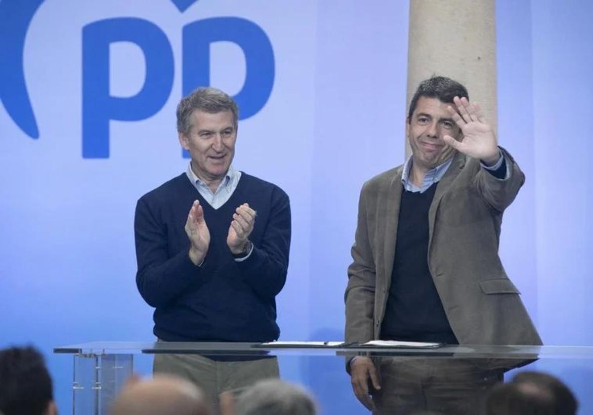 Feijóo aplaude durante la aclamación a Mazón en el acto del PP celebrado en Asturias.