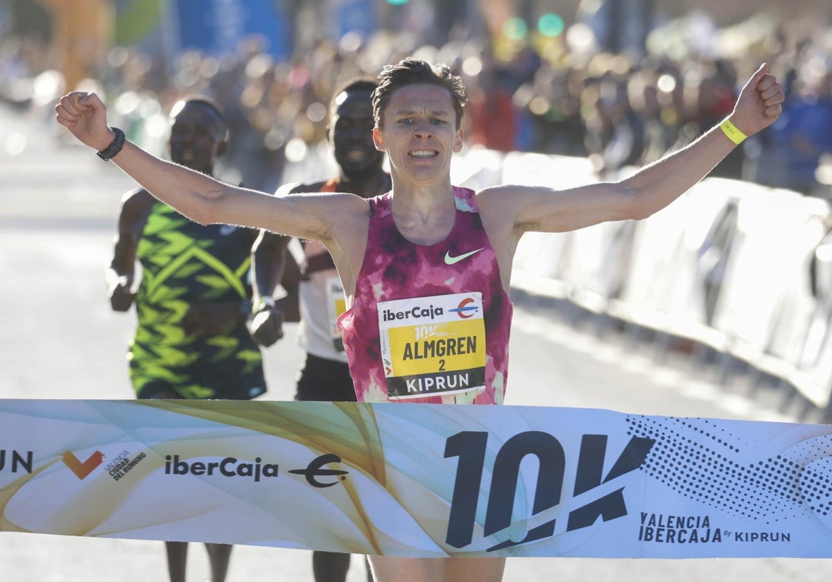 Almgren, en el momento de imponerse en la 10K Valencia Ibercaja de este domingo.