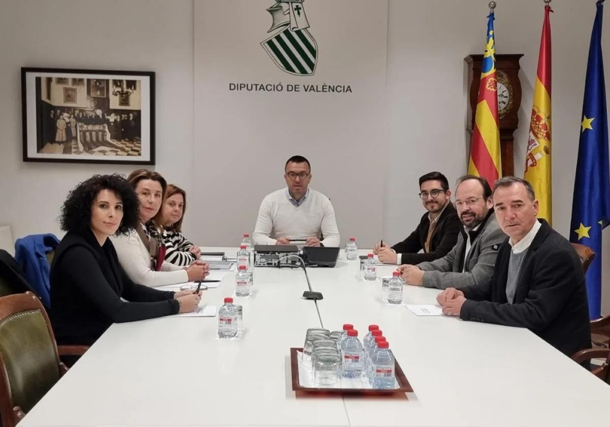 El presidente de la Diputación de Valencia, Vicent Mompó, durante la reunión con los alcaldes y alcaldesas para estudiar las ayudas.