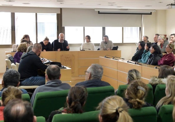 Reunión de comerciantes paiportinos con el concejal en el salón de plenos.