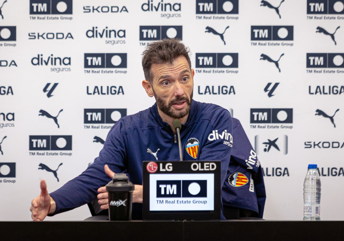 Carlos Corberán, en rueda de prensa.