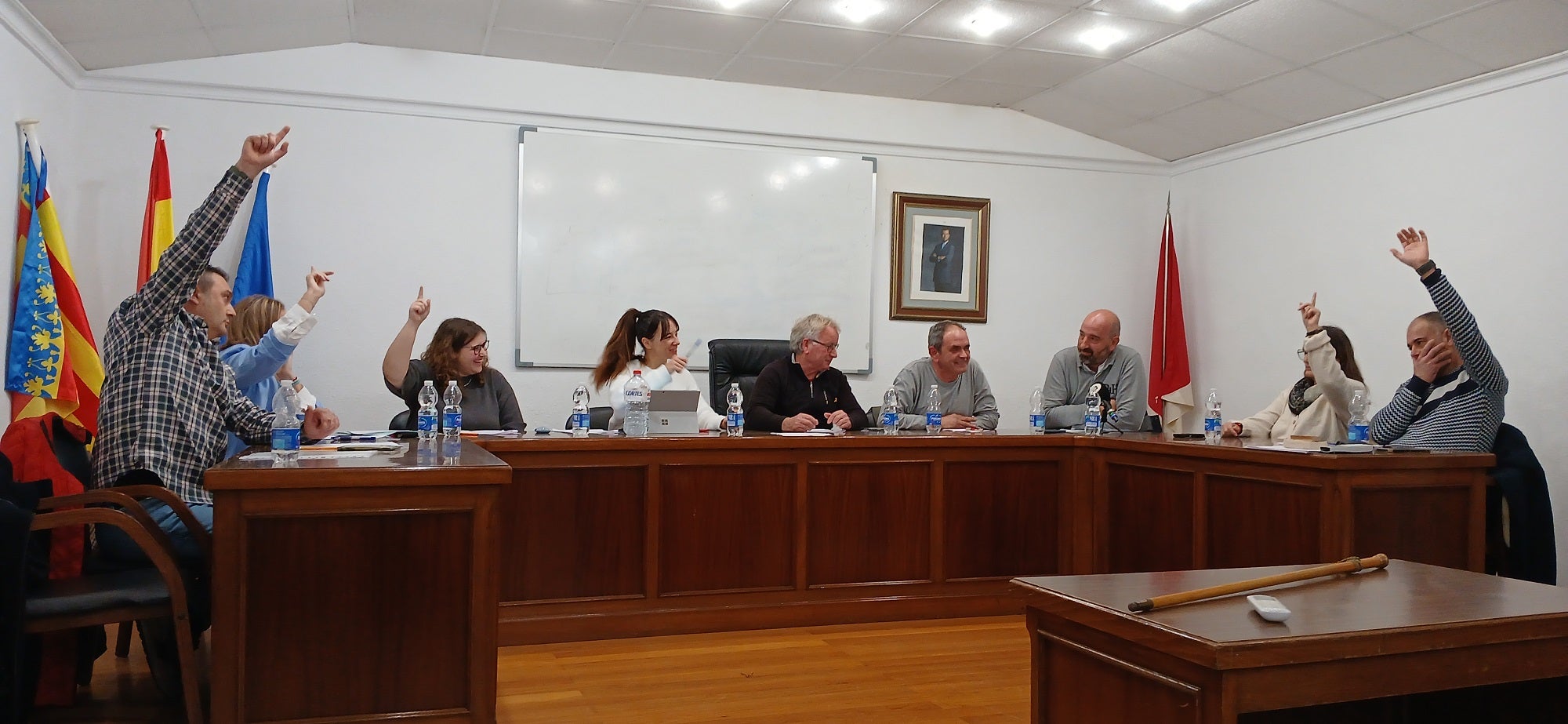 Sobre estas líneas, momento de la votación. Abajo, el nuevo alcalde junto a representantes municipales y compañeros del PP.