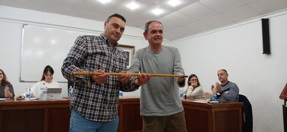 Vicente José Torregrosa (izquerda), recibe la vara de mando como nuevo alcalde.