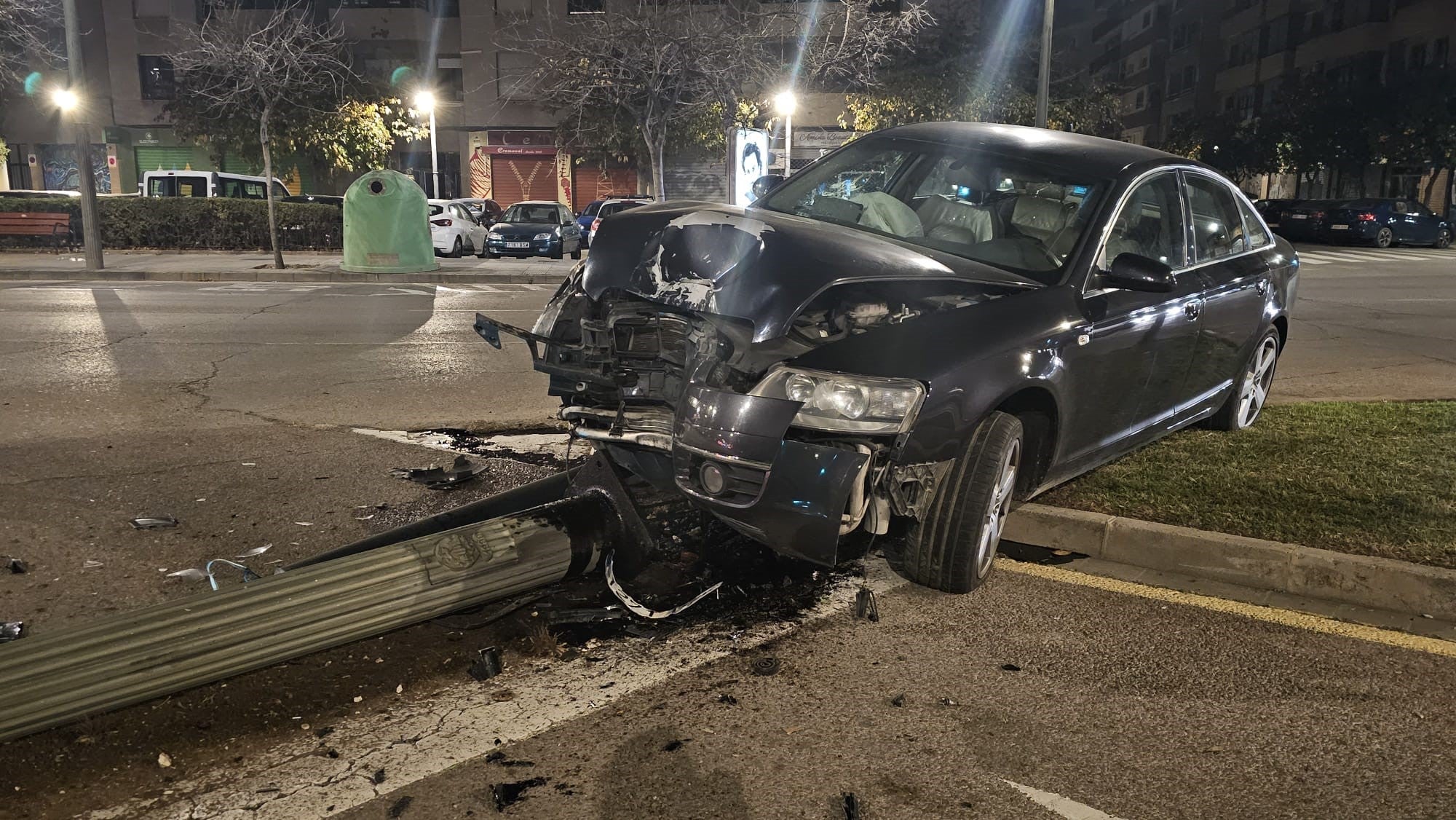 El Audi que conducía el hombre detenido, con la farola y el semáforo derribados en la avenida del Cid.