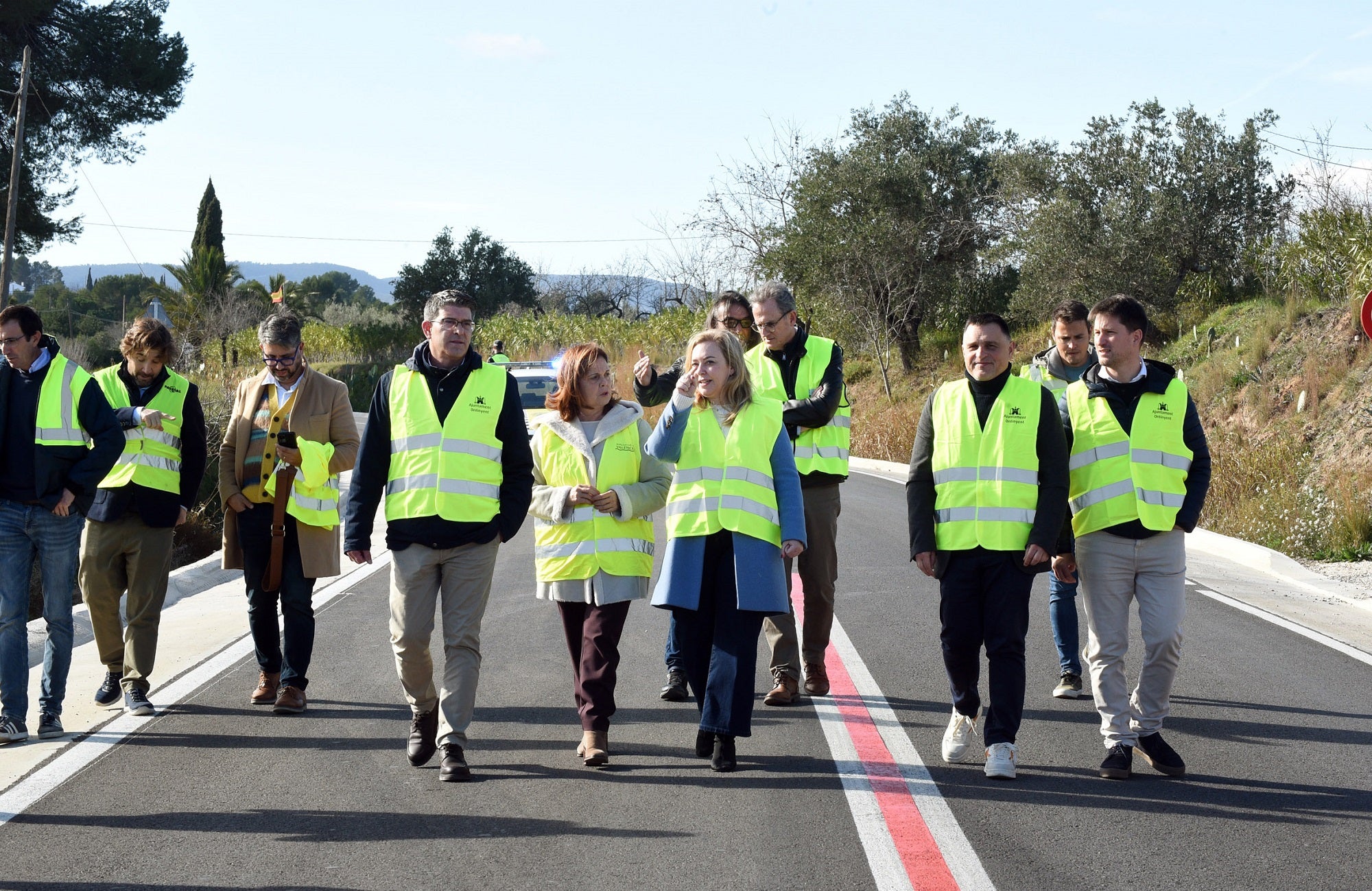 El alcalde de Ontinyent junto a las diputadas paseando por la vía en la que se actuará.