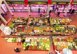 Diferentes puestos con fruta, verdura, carnes, bacalao, cordero en un mercado de Logroño.