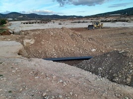 Obras en la zona del río en Llombai.