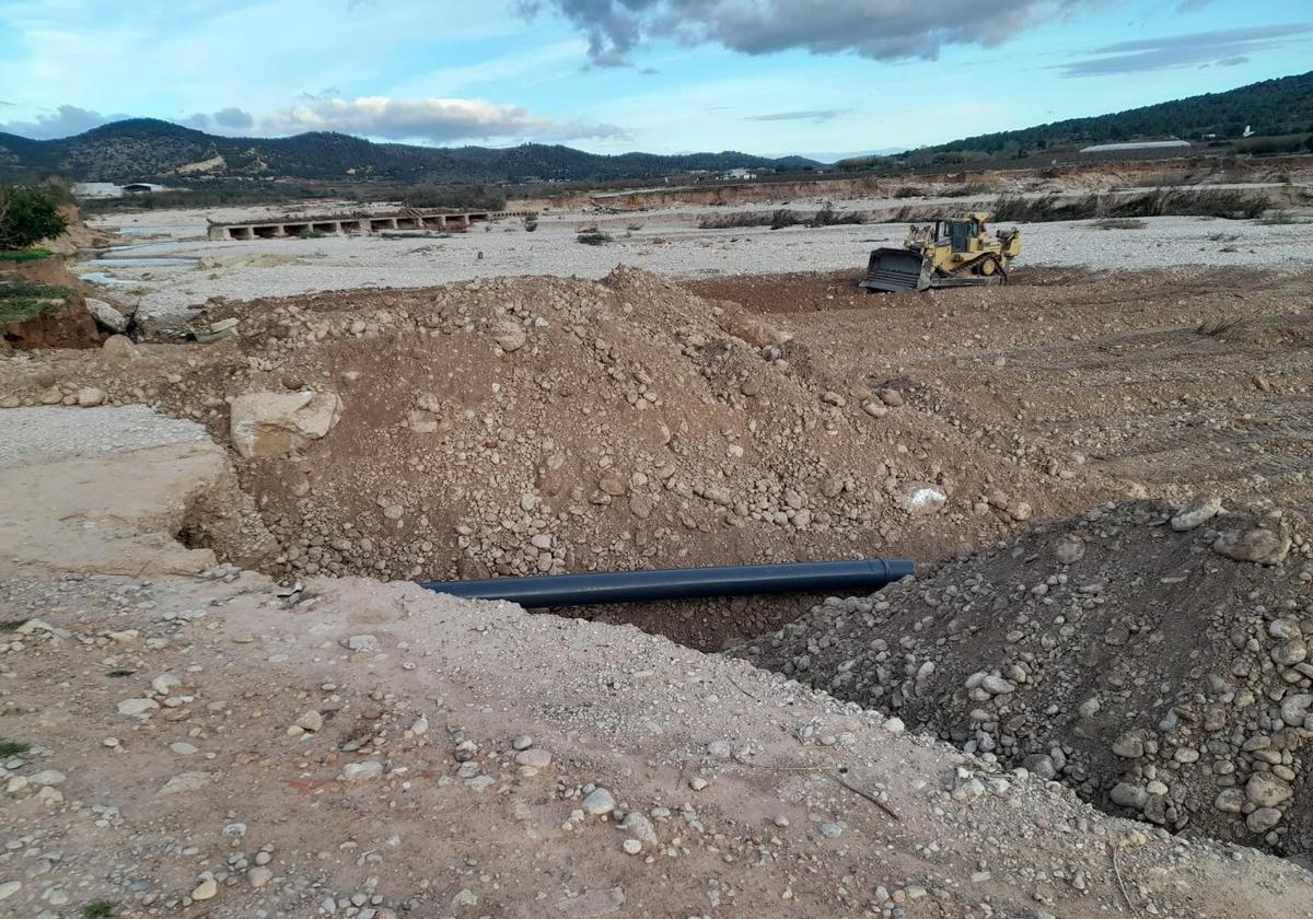 Obras en la zona del río en Llombai.