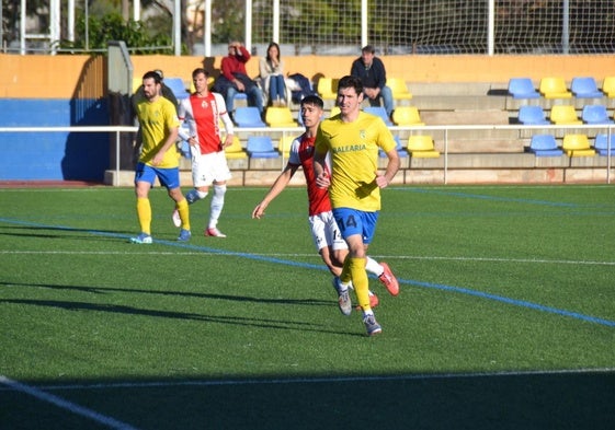 El jugador dianense Navar durante el partido frente al Benigànim.