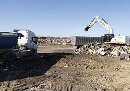 Retirada de las tonedadas de enseres destrozados por la dana, de un solar ubicado en Castellar-l'Oliveral.