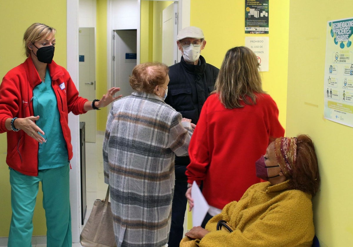 Una enfermera con varios pacientes en un centro de salud.