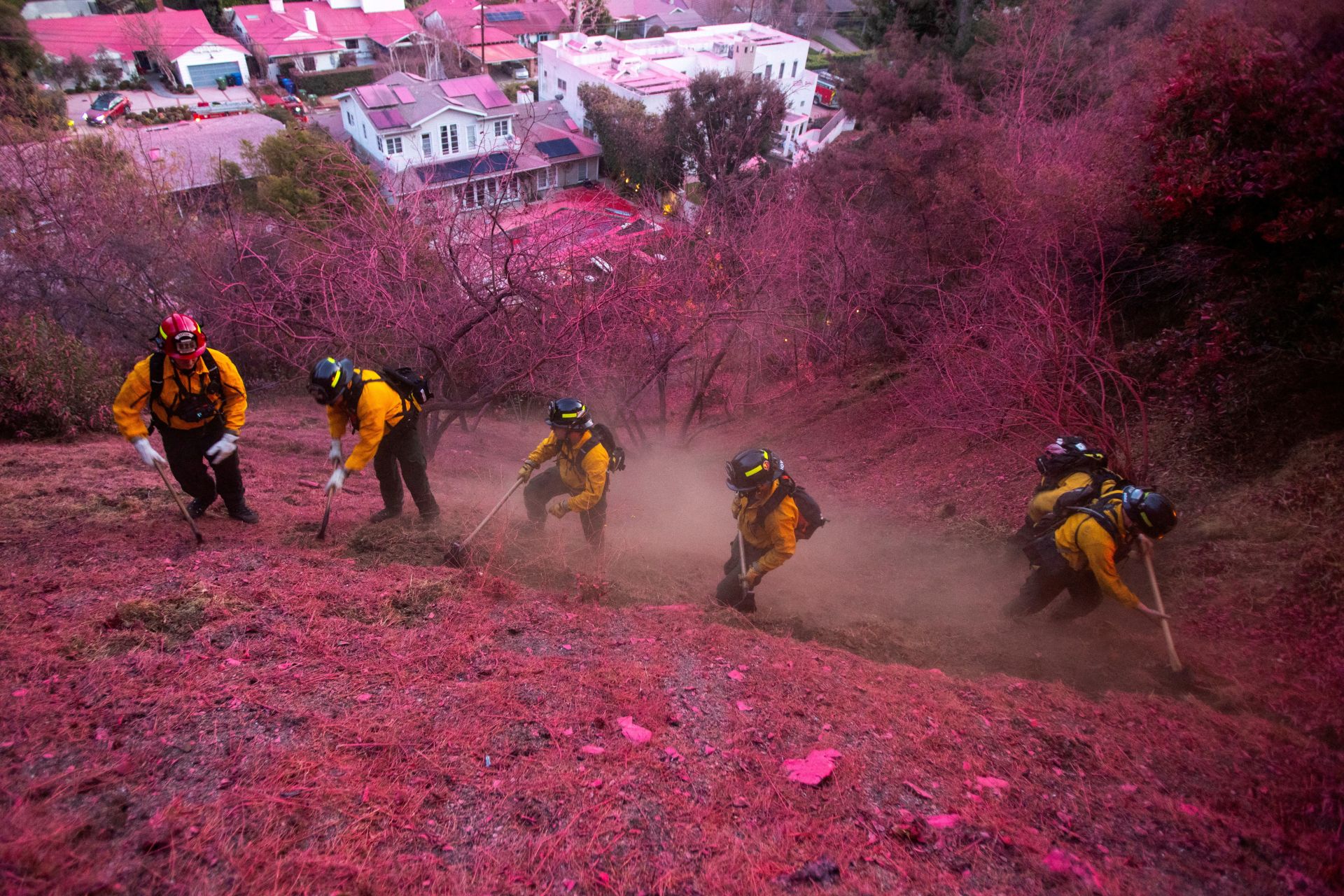 ¿Por qué Los Ángeles está cubierta de polvo rosa durante los incendios?