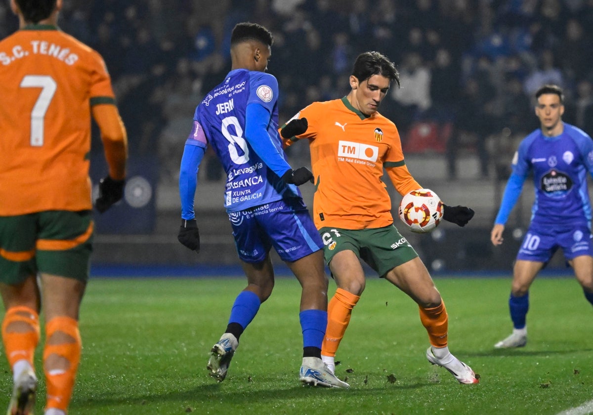 Jesús Vázquez disputa el balón con un jugador del Ourense.