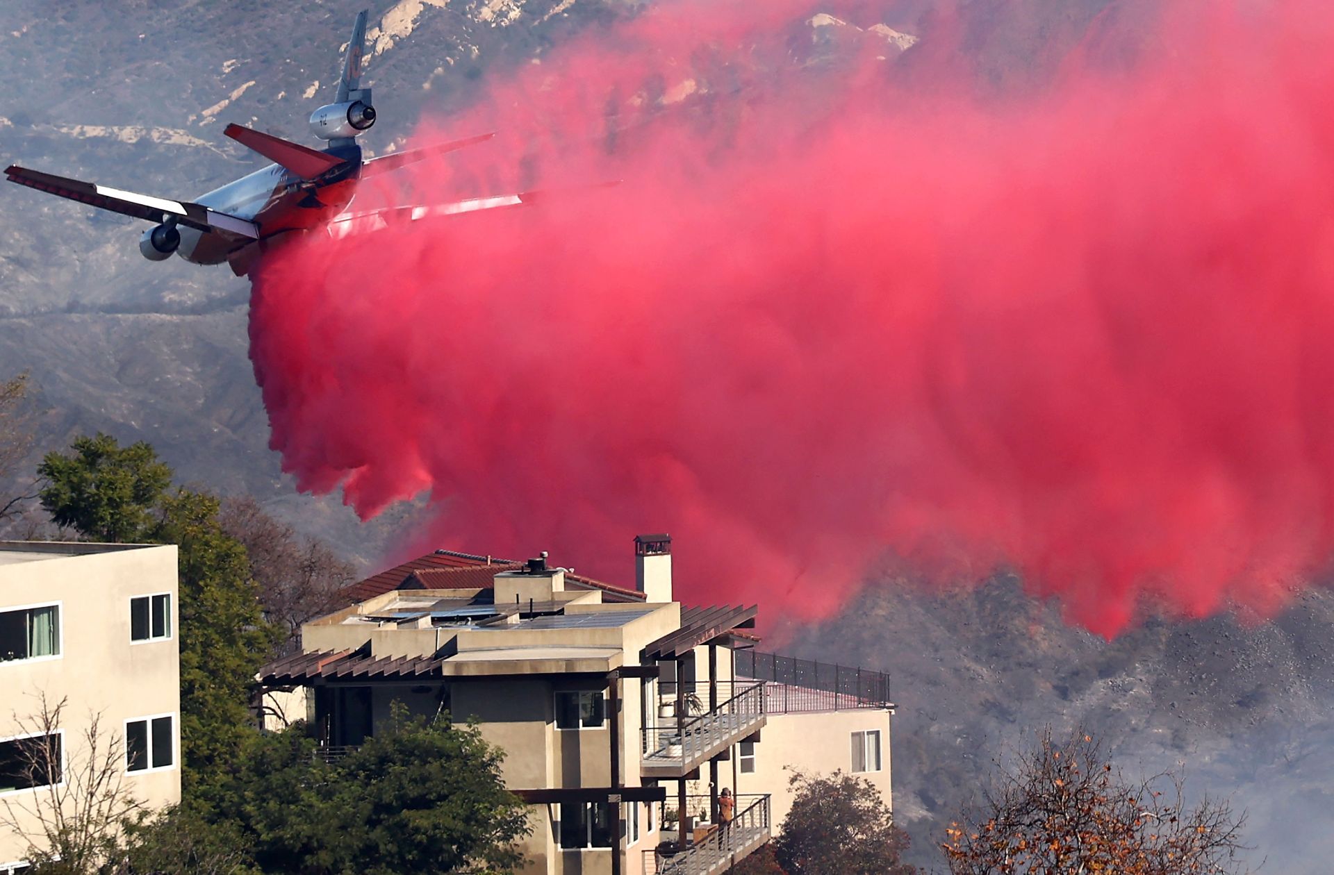 ¿Por qué Los Ángeles está cubierta de polvo rosa durante los incendios?