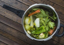 Un caldo con varias verduras en una imagen de archivo