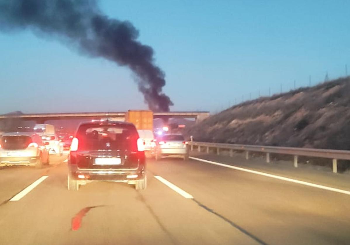 Imagen de camión incendiado en la tarde de este martes en la A-7.