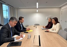 La alcaldesa de Valencia, María José Catalá, y la concejala de Turismo, Paula Llobet, junto al Comisario de Agricultura y Pesca, Chistophe Hansen.