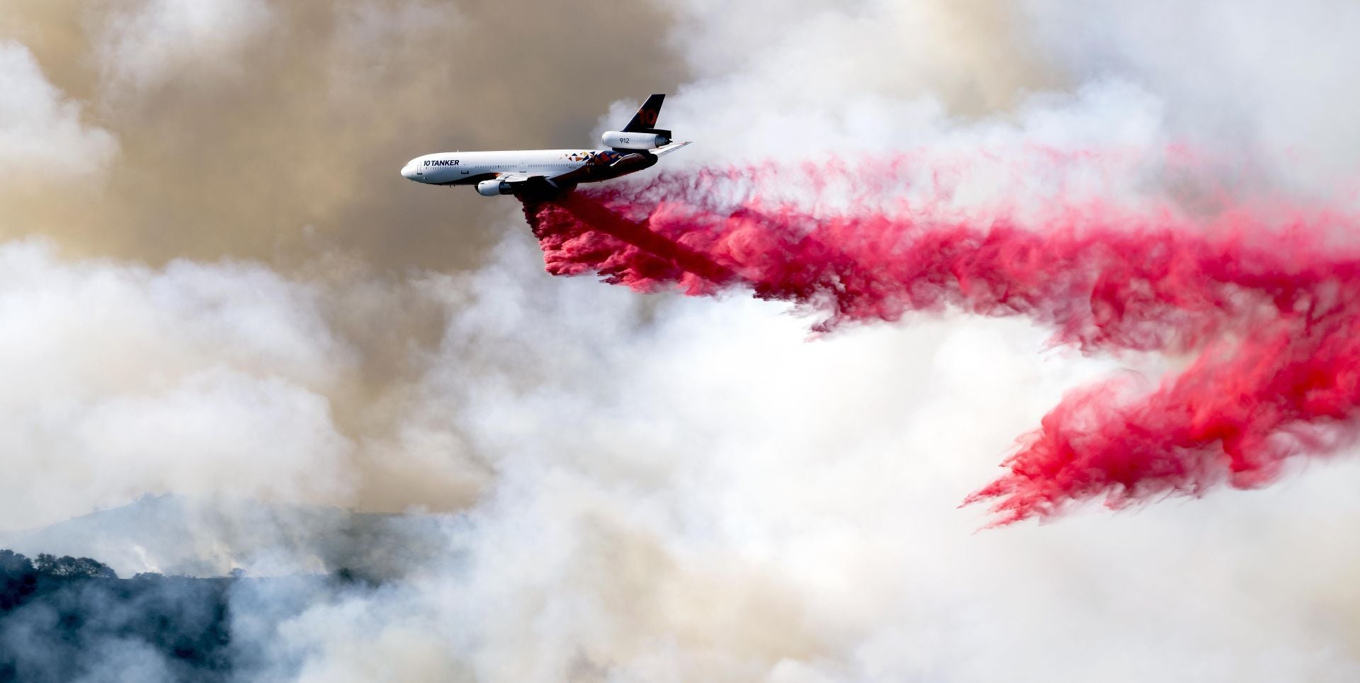 ¿Por qué Los Ángeles está cubierta de polvo rosa durante los incendios?