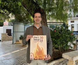 El alcalde, Arturo Poquet, con el cartel de la programación.