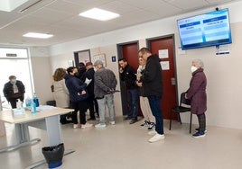 Pacientes hacen cola en el centro de salud de Paiporta.