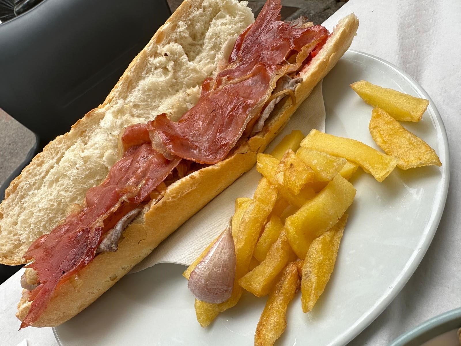 Imagen secundaria 2 - El bar de Alzira que prepara almuerzos de inspiración nacional