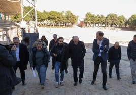 Louzán, acompañado por Luis Cervera a su izquierda, en su visita al campo del Palleter de Paiporta.