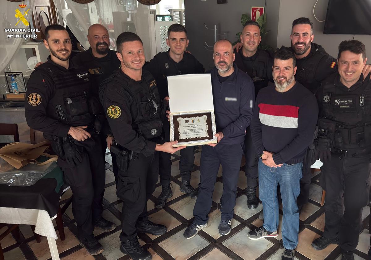 Los agentes rescatadores han recibido el reconocimiento de la víctima y su familia.