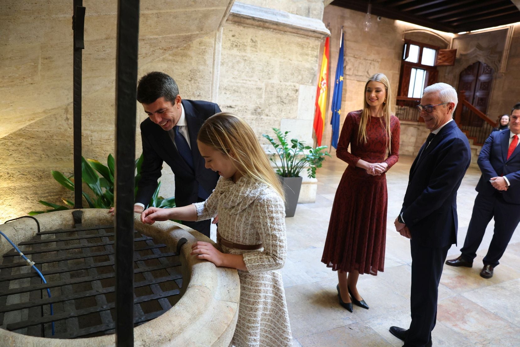 Mazón recibe a las falleras mayores de Valencia