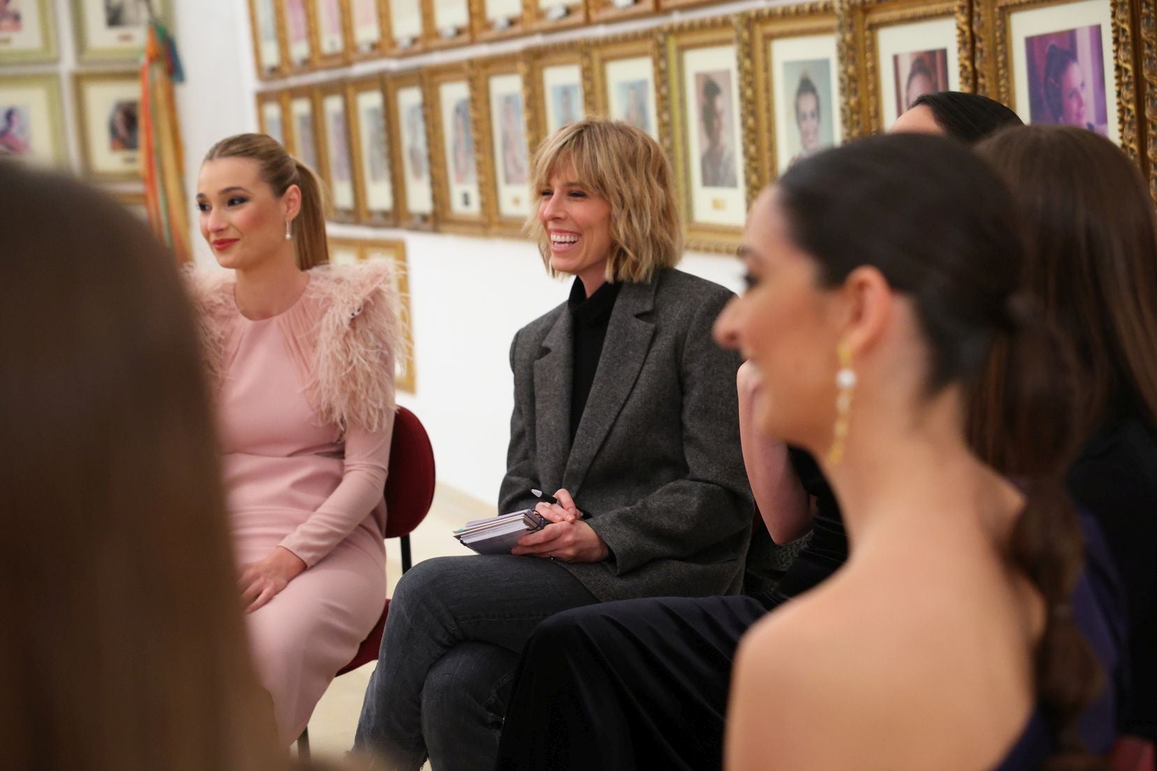 Así ha sido el encuentro entre las falleras mayores de Valencia, sus cortes y sus mantenedoras