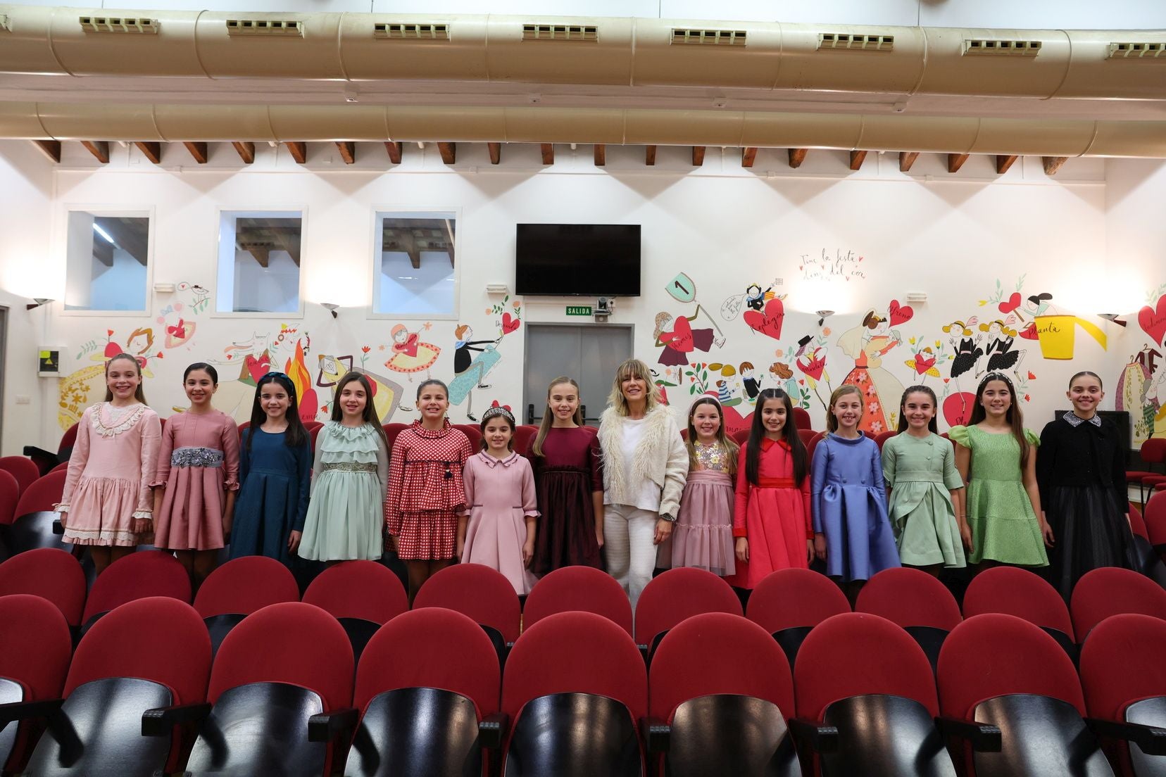 Así ha sido el encuentro entre las falleras mayores de Valencia, sus cortes y sus mantenedoras