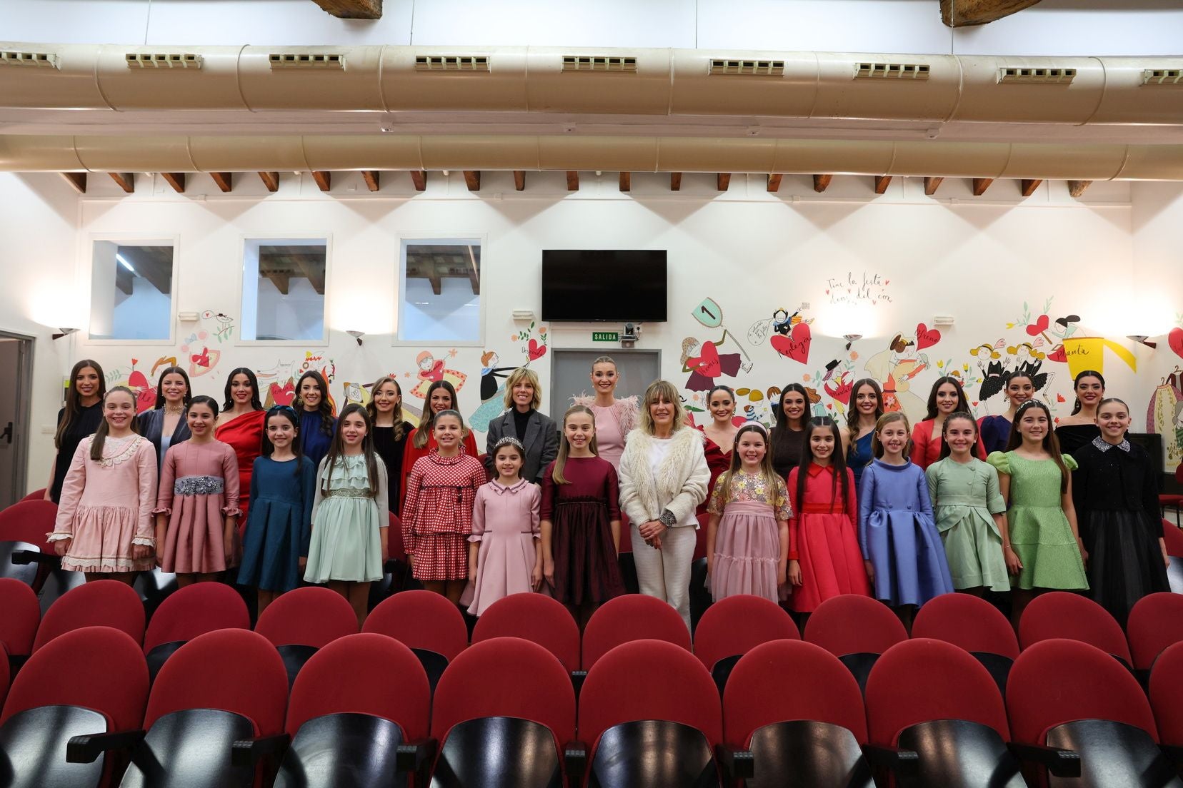 Así ha sido el encuentro entre las falleras mayores de Valencia, sus cortes y sus mantenedoras